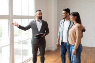 real-estate-agent-and-clients2